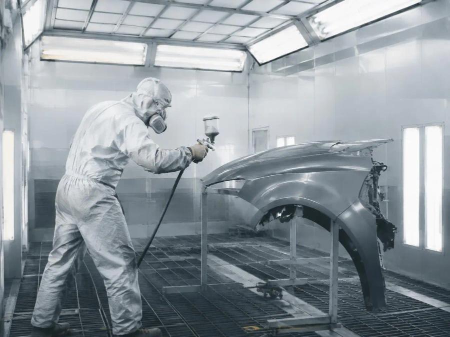 Cabine de pintura industrial em operação